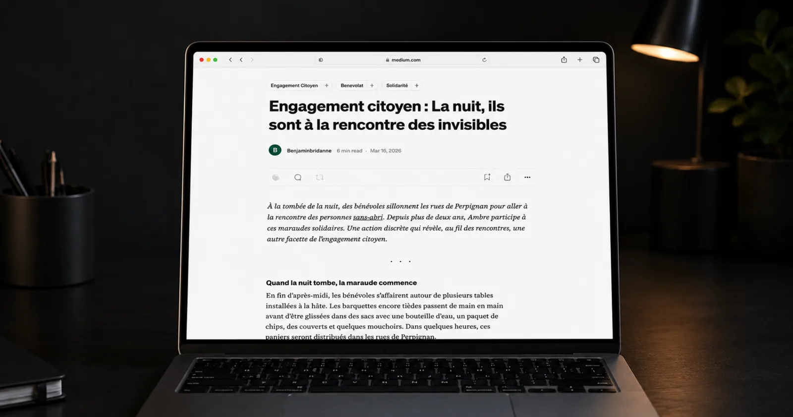 Visuel de présentation de l’article : la page Medium ouverte sur l’écran d’un ordinateur portable posé sur un bureau